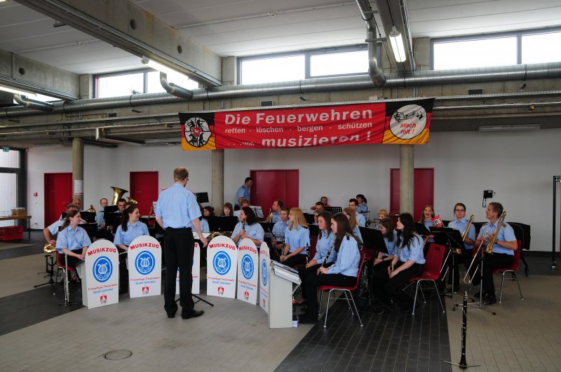 Musikzug in der Fahrzeughalle