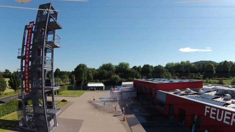 Feuerwehrjugend zeltet am Feuerwehrhaus
