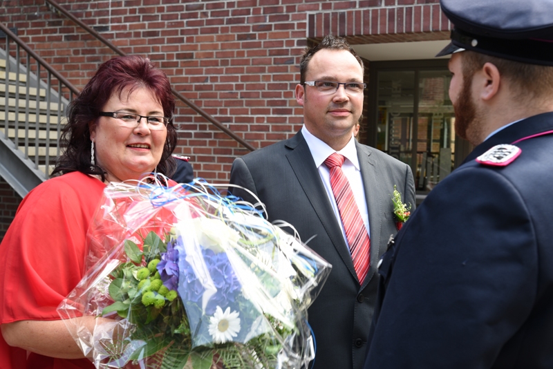 Feuerwehrkameraden stehen zur Hochzeit Spalier