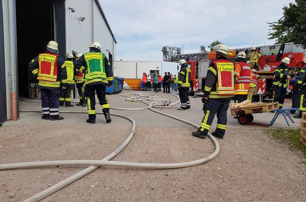 Feuer – brennt Halle im Gewerbegebiet