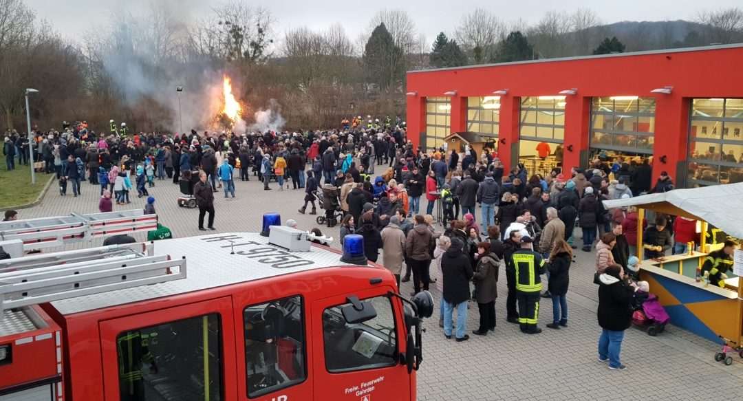 Traditionelles Osterfeuer am Feuerwehrhaus – viele Besucher trotz des kalten Wetters