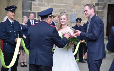 Feuerwehrkameraden stehen zur Hochzeit Spalier