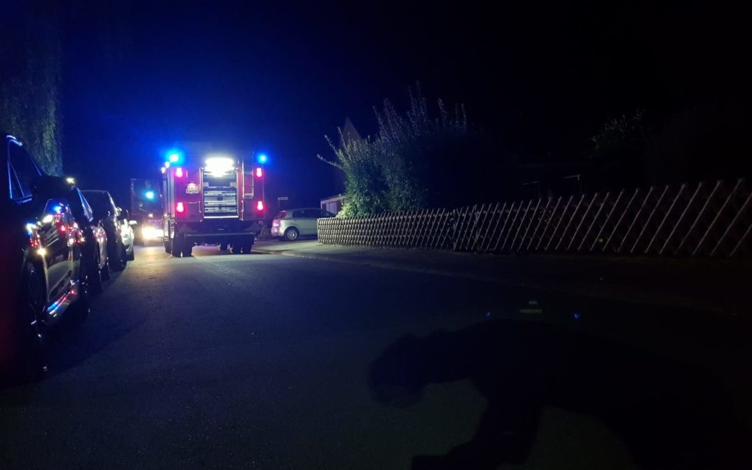 Hilfeleistung – Person in festsitzendem Aufzug eingeschlossen
