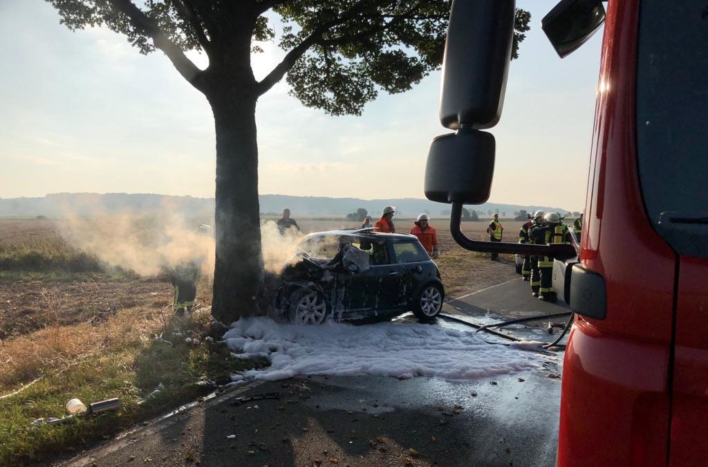 Hilfeleistung/Feuer – Verkehrsunfall mit brennendem PKW