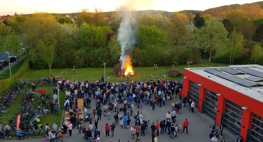 Traditionelles Osterfeuer am Feuerwehrhaus – viele Besucher bei bestem Frühlingswetter   
