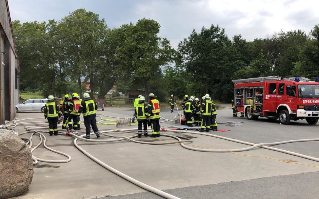 Rauchentwicklung in einer Lagerhalle sorgt für Feuerwehreinsatz