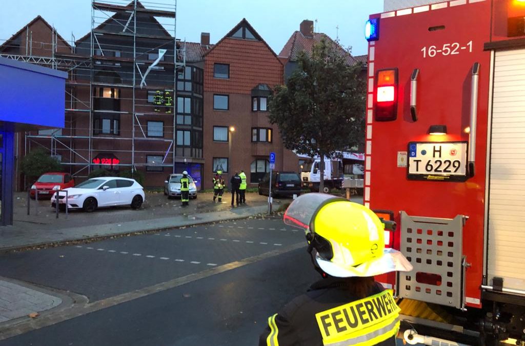 Hilfeleistung – Gerüstteile drohen abzustürzen