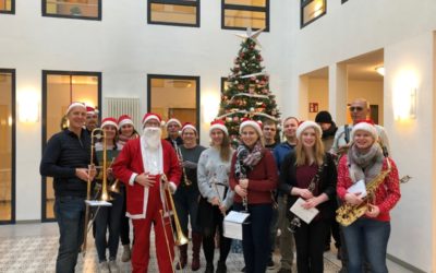 Musikzug verbreitet weihnachtliche Stimmung am Heiligabend