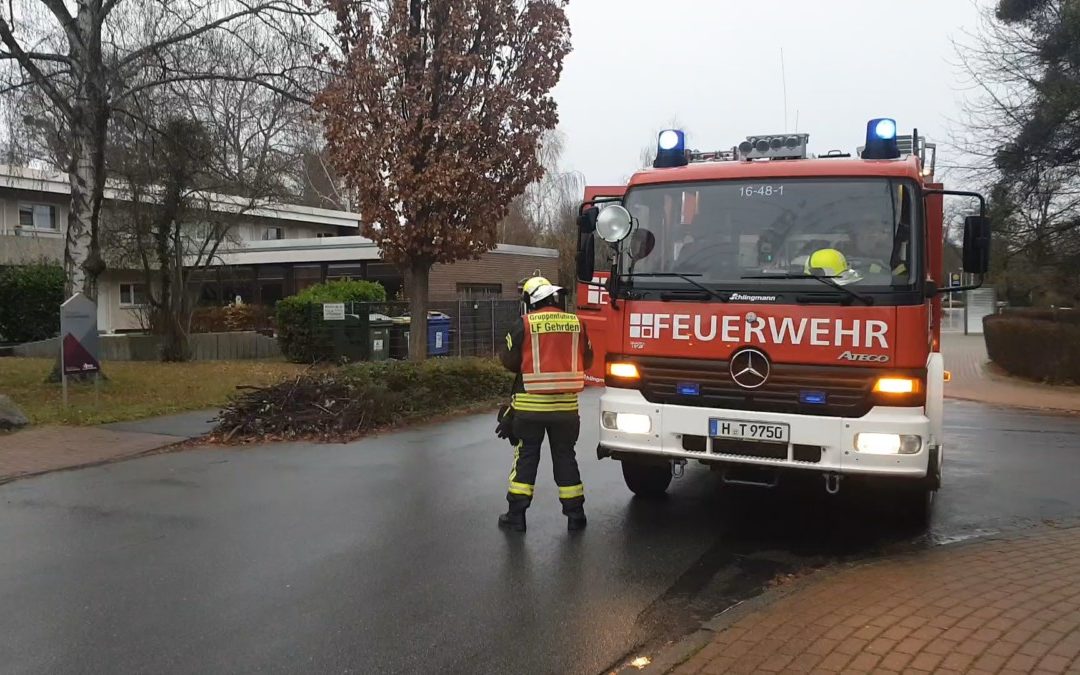 Hilfeleistung – Hillose Person hinter verschlossener Tür