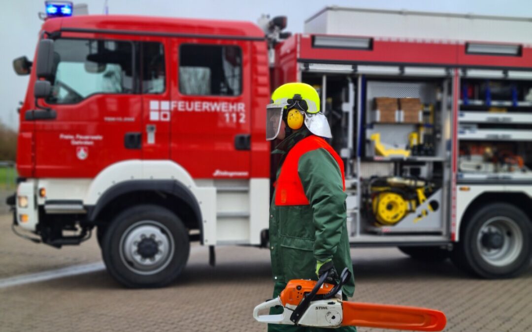 Erkundung/Hilfeleistung – abgebrochener Ast droht abzustürzen