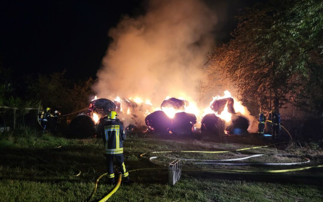 Feuer – brennende Strohballen