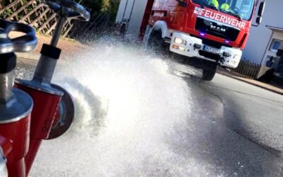 Löschwasserhydranten in der Kernstadt geprüft – parkende Fahrzeuge blockieren die Entnahmestellen