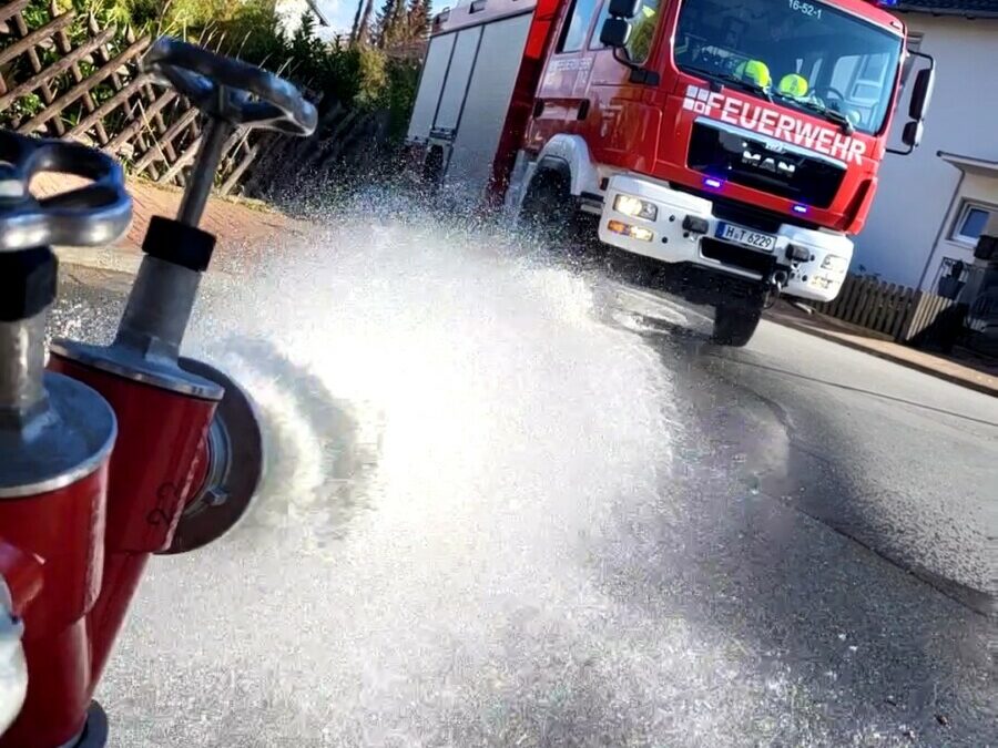 Löschwasserhydranten in der Kernstadt geprüft – parkende Fahrzeuge blockieren die Entnahmestellen