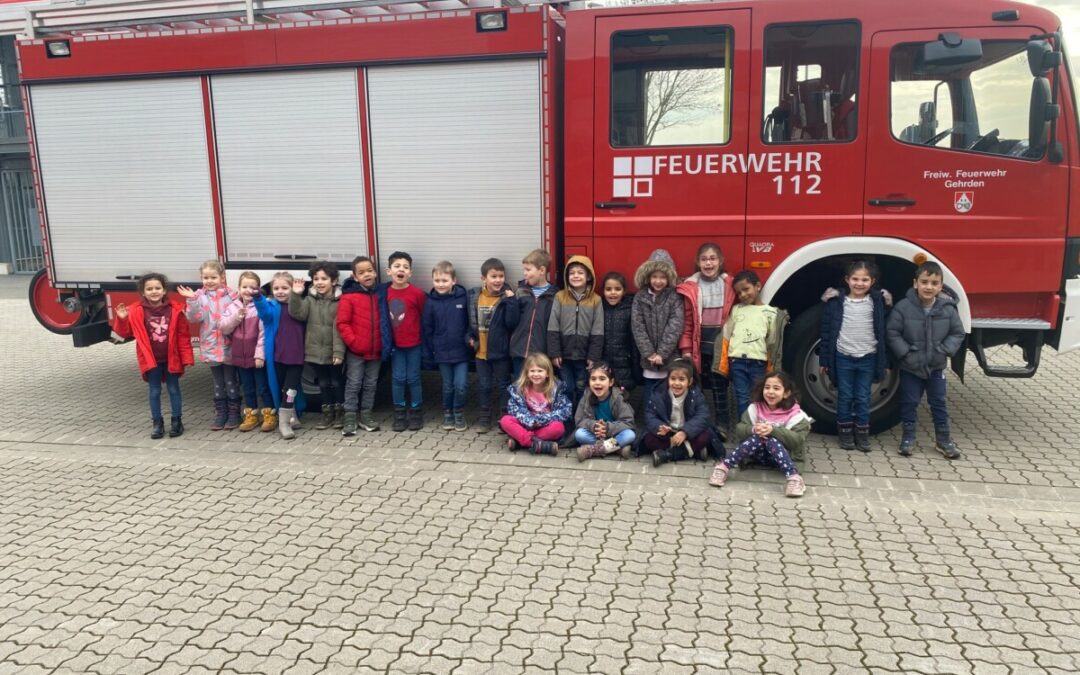 Kindergartenkinder besuchen die Feuerwehr