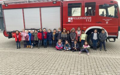 Kindergartenkinder besuchen die Feuerwehr