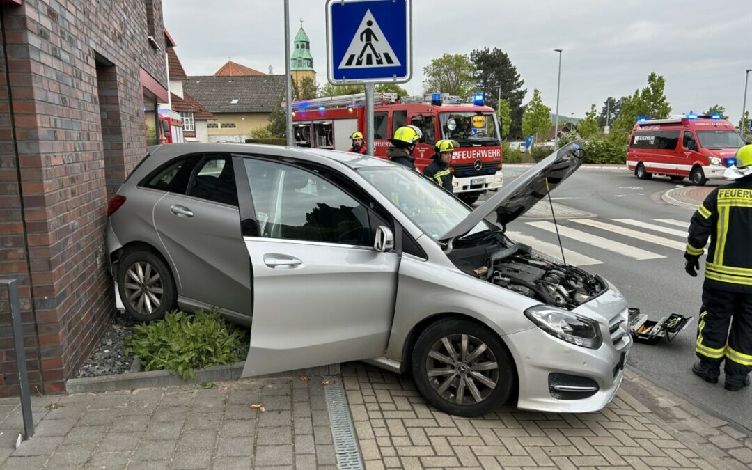 Hilfeleistung – Verkehrsunfall/Person im PKW eingeschlossen