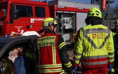 Feuerwehr und Rettungsdienst üben Zusammenarbeit