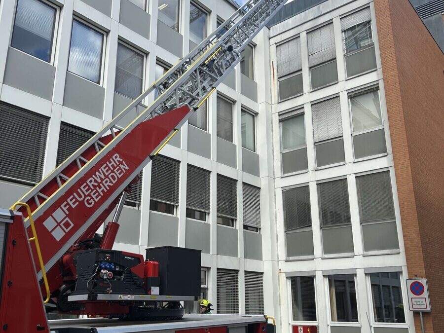 Feuer – ausgelöste Brandmeldeanlage / Feuer im Dachbereich