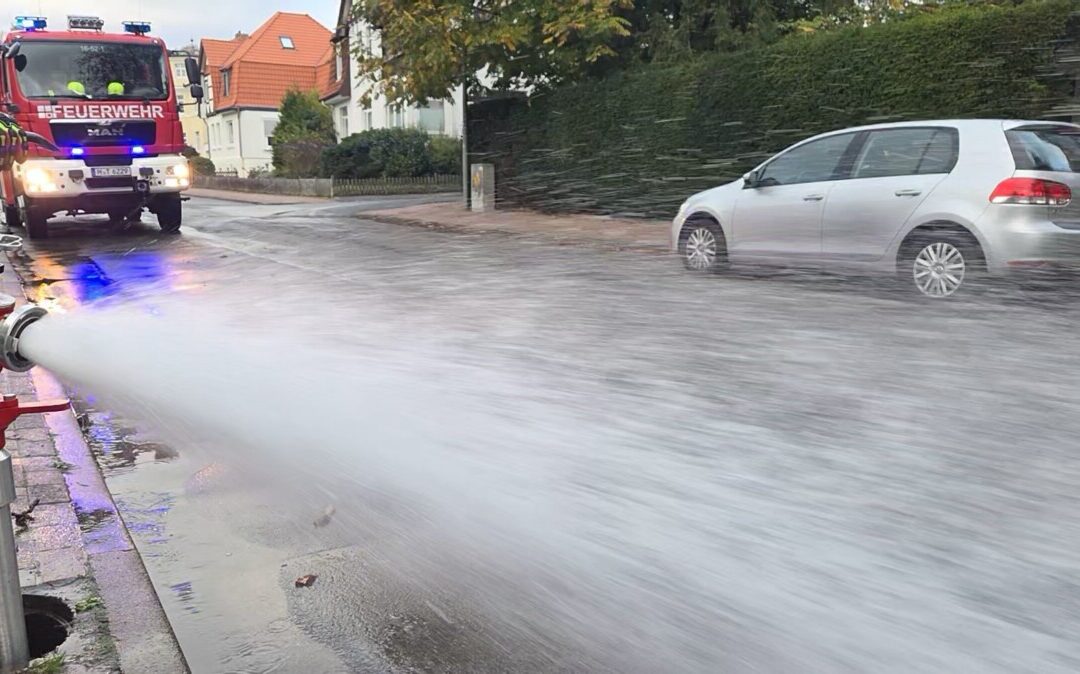 Feuerwehrleute überprüfen Löschwasserhydranten in der Kernstadt