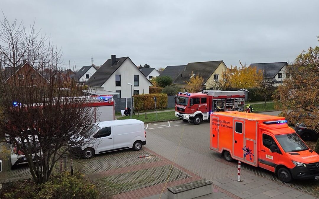 Hilfeleistung – Person klemmt mit E-Rollstuhl in Tür fest