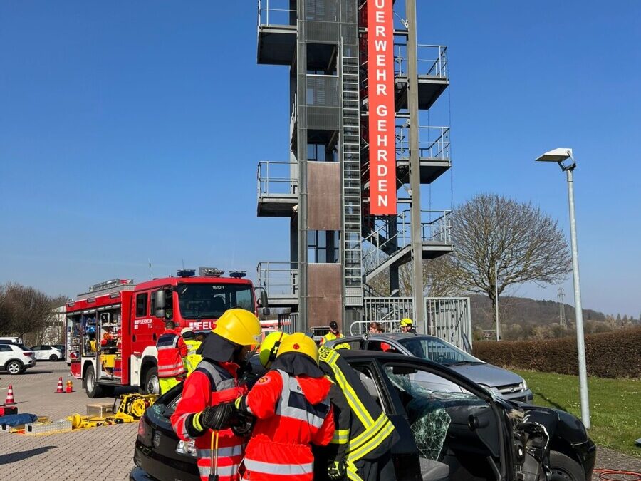 Praxisnahe Ausbildung: Rettungsdienst übt bei der Feuerwehr