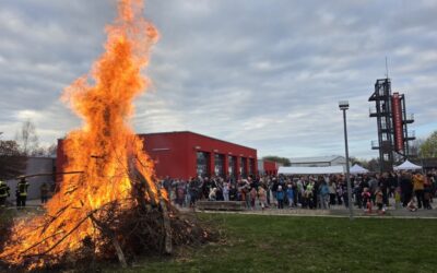 Traditionelles Osterfeuer am Feuerwehrhaus
